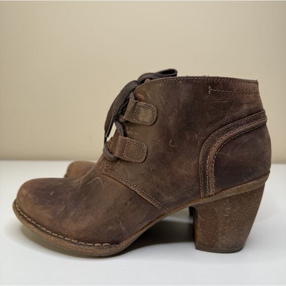 Clarks Carleta Lyon Bootie Womens 8.5W Brown Nubuck Leather Distressed Heeled - Picture 1 of 11